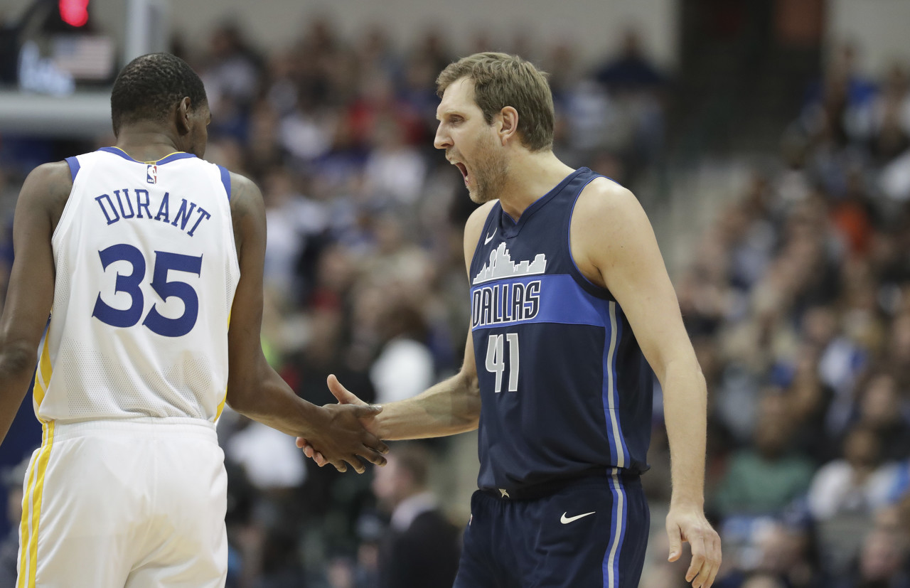 諾維茨基：杜蘭特是史上最純粹的得分手之一 能在任何人頭頂?shù)梅? /></p><p>2月12日訊 名宿諾維茨基近日接受媒體采訪時(shí)，談到了杜蘭特，后者職業(yè)生涯總得分即將達(dá)到3萬分。</p><p>“杜蘭特身高7英尺（約2.13米），卻有著得分后衛(wèi)般的打法，本質(zhì)上就是如此。他控球出色，遠(yuǎn)投精準(zhǔn)，中距離也游刃有余。他的突破終結(jié)能力也很強(qiáng)。在我看來，他或許是籃球史上最純粹的得分手之一。他就是這么厲害，手感柔和，身高臂長(zhǎng)。即便你覺得自己對(duì)他防守到位了，他也能直接拔起，在幾乎任何人頭頂投籃命中。”諾維茨基說道。</p><p>諾維茨基以31560分位列NBA歷史得分榜第六位。</p>            </p>
                        <br/>
                        標(biāo)簽： <a class=