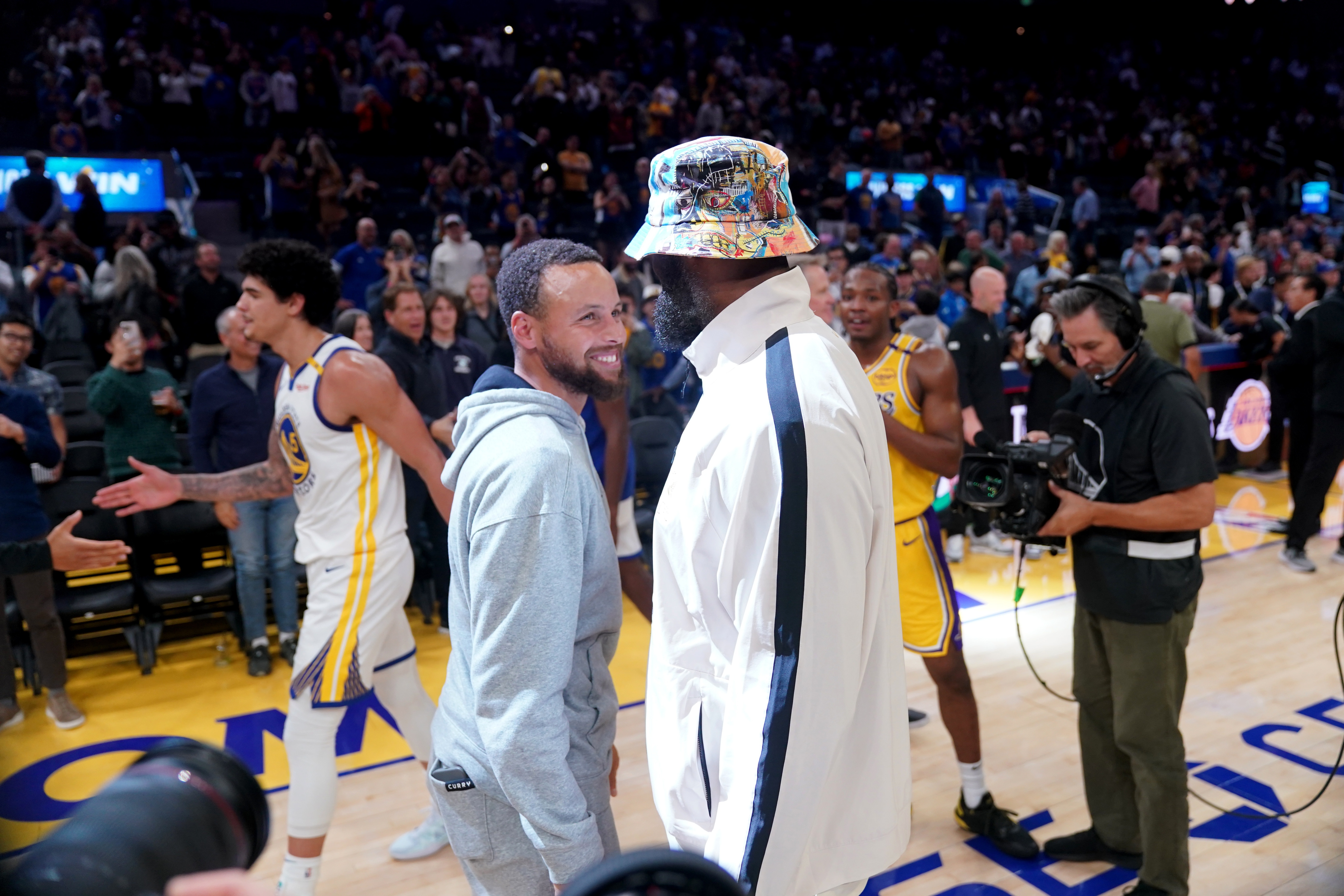 美記:昨晚各隊紛紛猜測詹姆斯去勇士的可能 但現(xiàn)在看他會留湖人